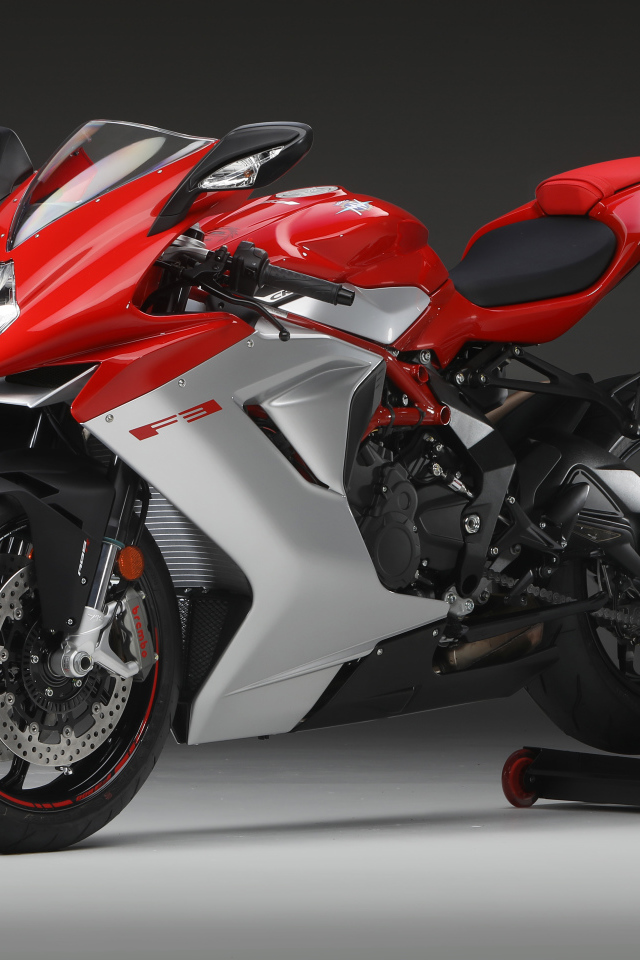 Красный мотоцикл  Agusta F3 800 2020 года на сером фоне