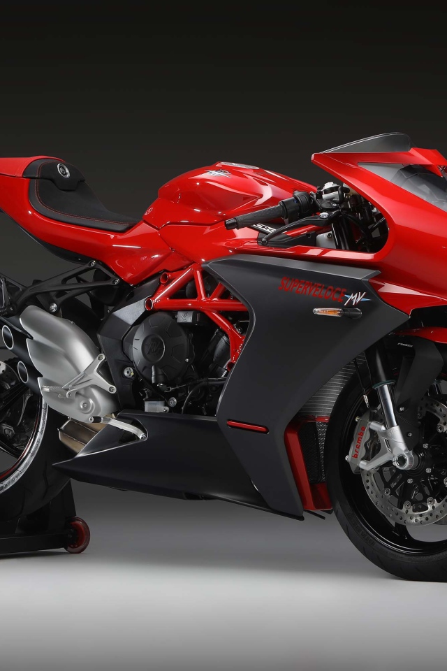 Красный мотоцикл Agusta Superveloce 800 2020 года на сером фоне