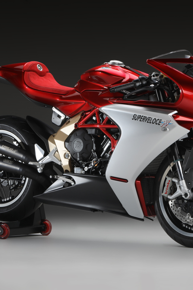 Красный мотоцикл Agusta Superveloce 800 Serie Oro 2020 года на сером фоне