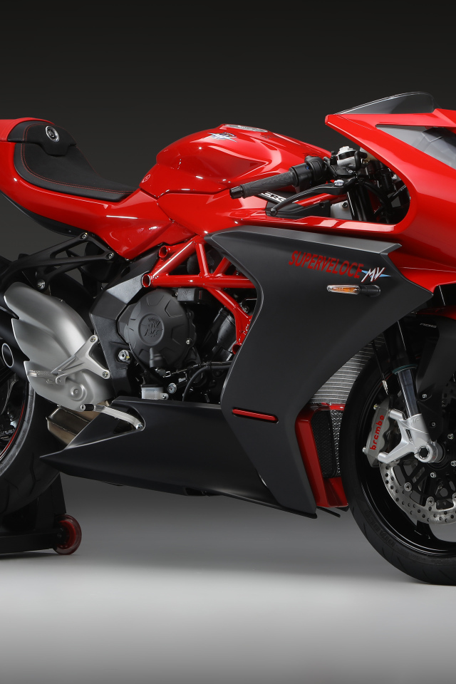 Красный гоночный мотоцикл Agusta Superveloce 800, 2020 года на сером фоне