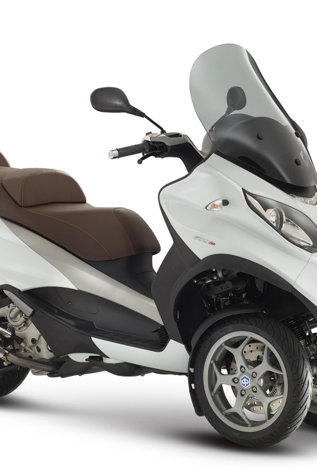 Скутер Piaggio MP3 LT 500 на белом фоне