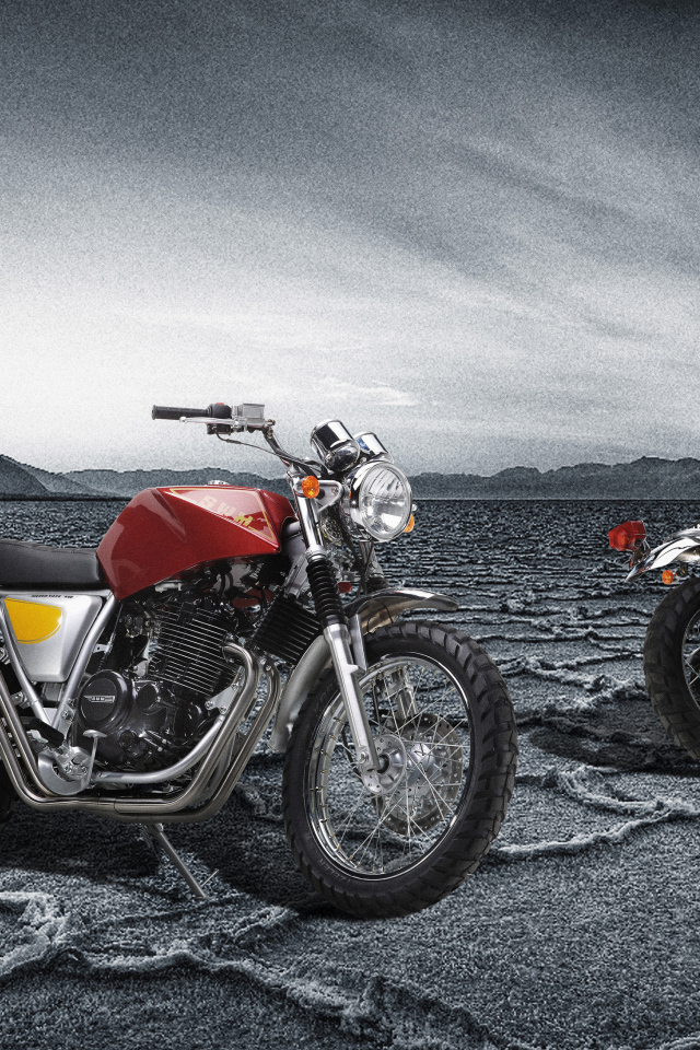 Два мотоцикла SWM Silver Vase 440 под грозовым небом 