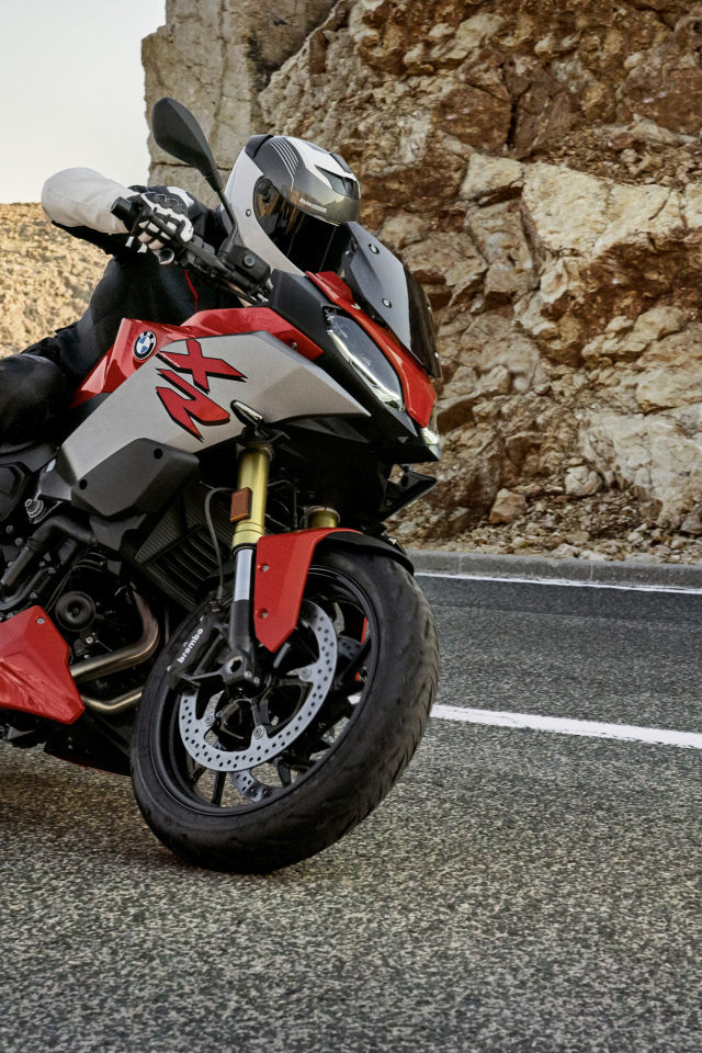 Гонщик на мотоцикле BMW F 900 XR, 2020 года