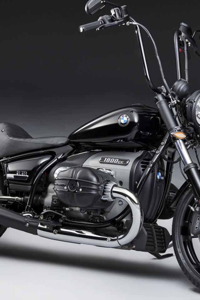 Мотоцикл BMW R18 2020 года на сером фоне