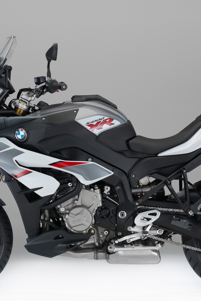 Гоночный мотоцикл BMW S1000 на сером фоне