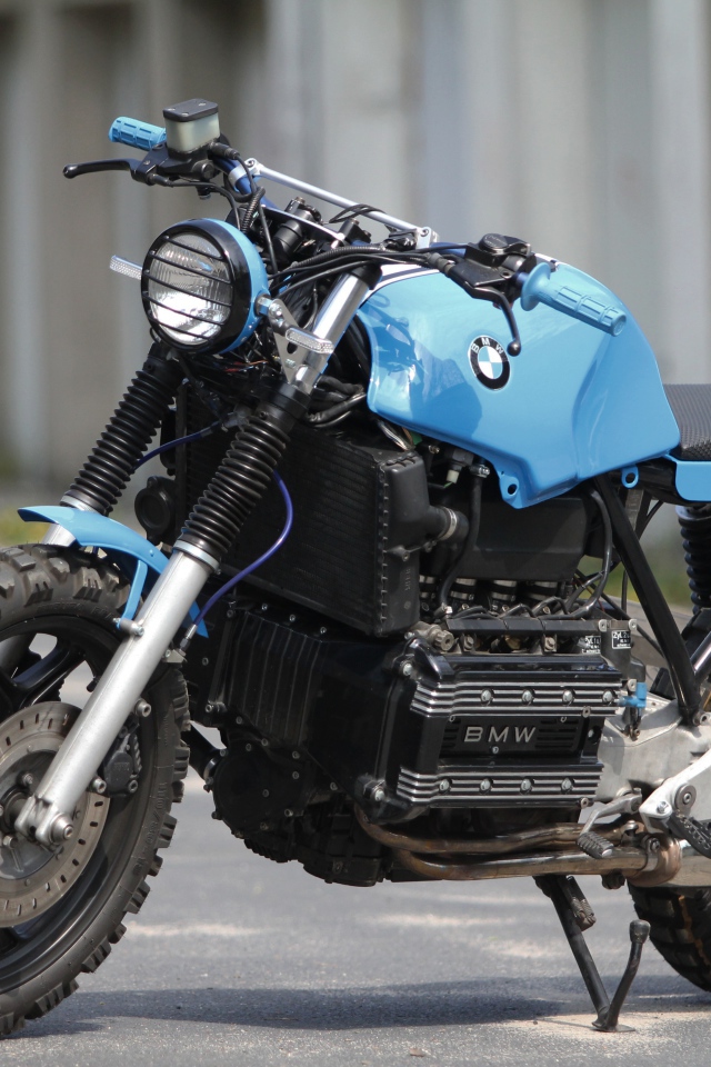Большой мотоцикл BMW K 100 RS Scrambler на улице