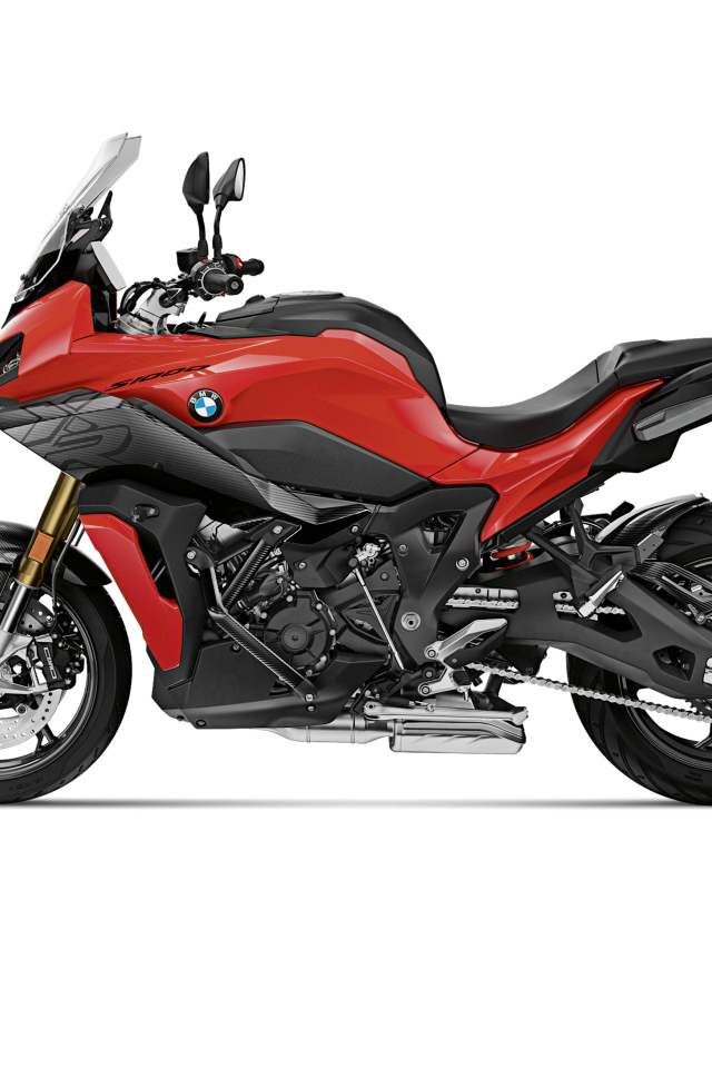 Большой мотоцикл BMW S1000 на белом фоне