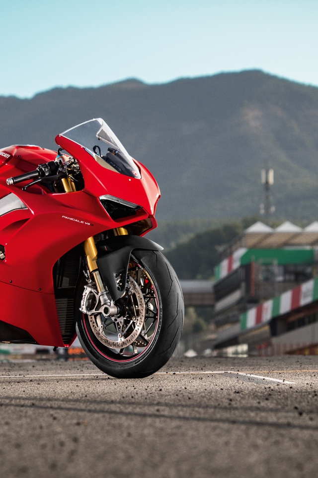 Красный мотоцикл Ducati Panigale V4 S 2020 года на фоне гор 