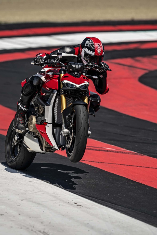 Мотоциклист на мотоцикле Ducati Streetfighter V4, 2020  года на гонках