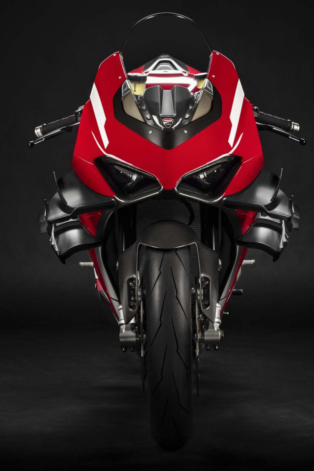 Мотоцикл Ducati Superleggera V4, 2020 года на сером фоне вид спереди