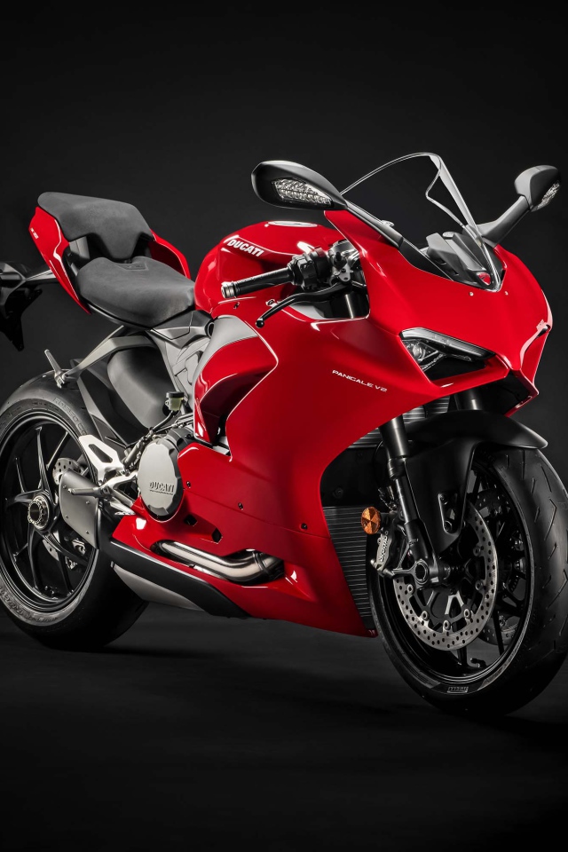 Красный мотоцикл Ducati Panigale V2 2020 года на черном фоне