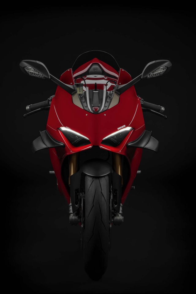 Красный мотоцикл Ducati Panigale V4 S 2020 года на черном фоне