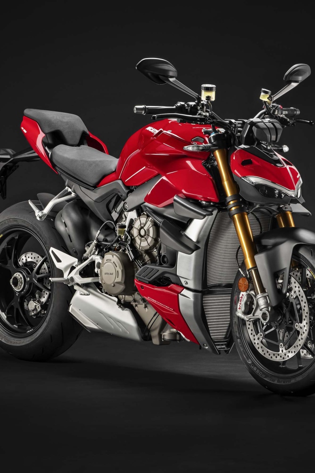 Красный мотоцикл Ducati Streetfighter V4 2020 года на черном фоне