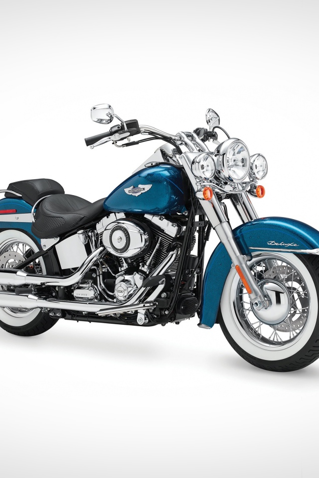 Большой мотоцикл Harley-Davidson на сером фоне