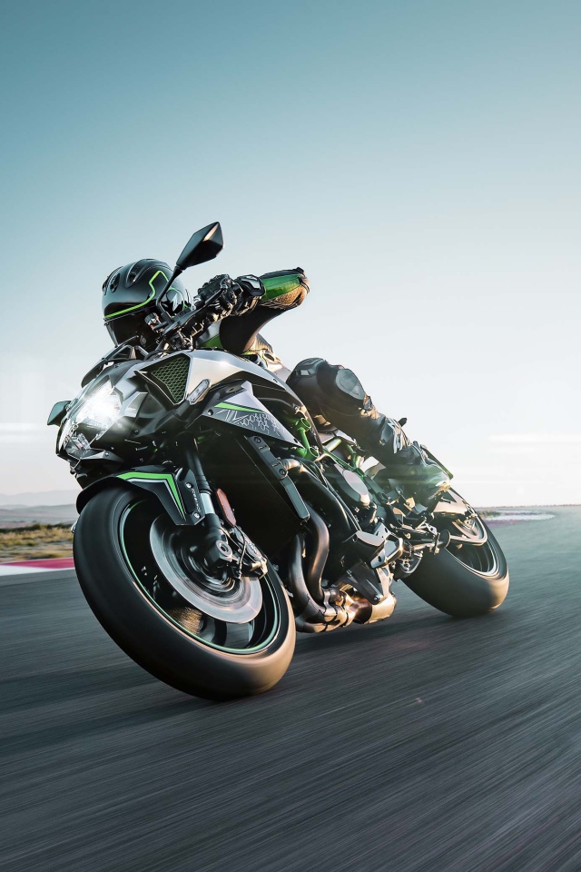 Гонщик на мотоцикле Kawasaki Z H2 Superbike 2020 года на трассе