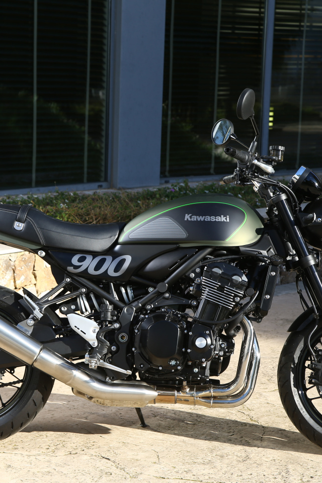 Мотоцикл Kawasaki  Z900 Worldwide у здания 