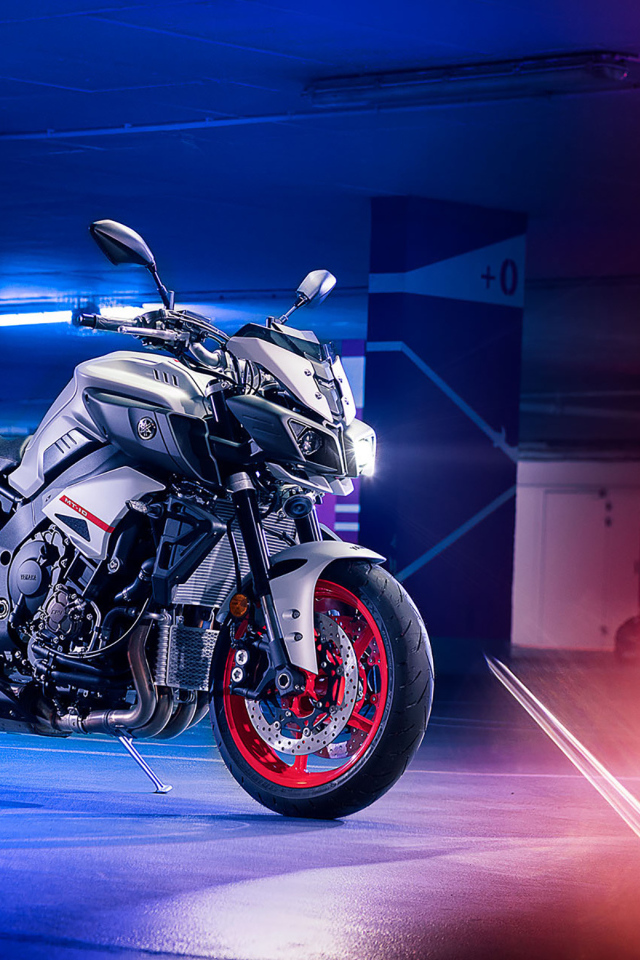 Мотоцикл Yamaha MT-10 2019 года на парковке