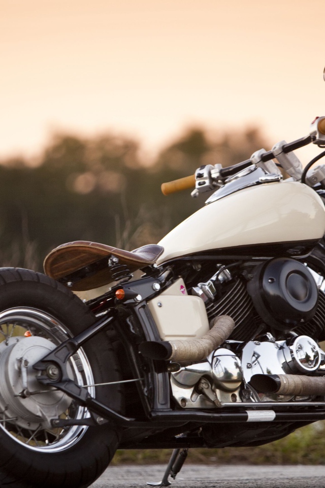 Мотоцикл Yamaha 650 на дороге