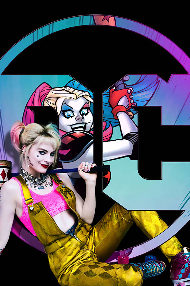 Персонаж Харли Квин у логотипа на черном фоне