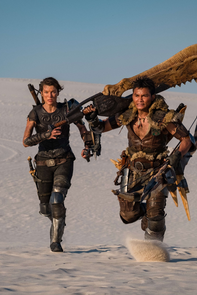 Персонажи фильма Охотник на чудовищ бегут по пустыне