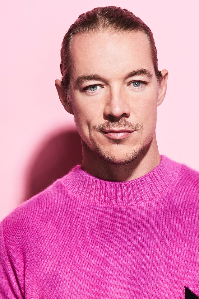 Американский диджей Дипло на розовом фоне