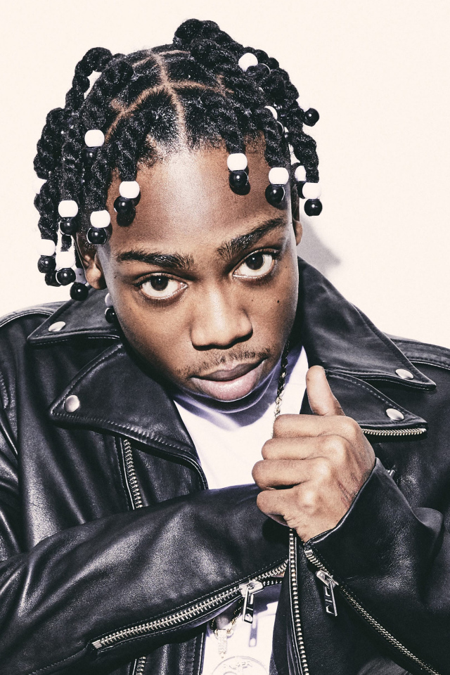 Американский рэпер  22Gz в черной кожаной куртке