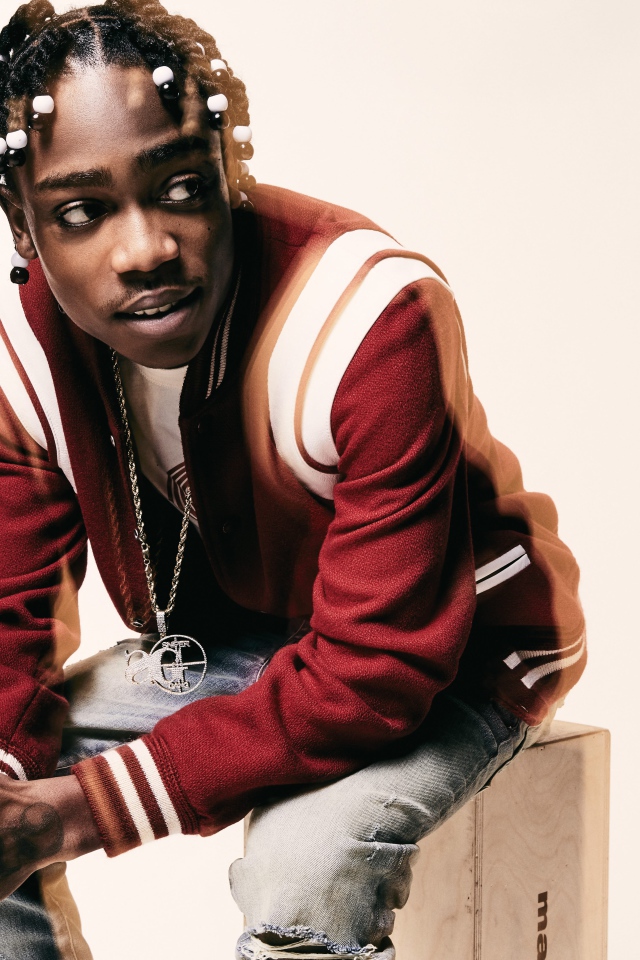 Американский рэпер  22Gz на белом фоне