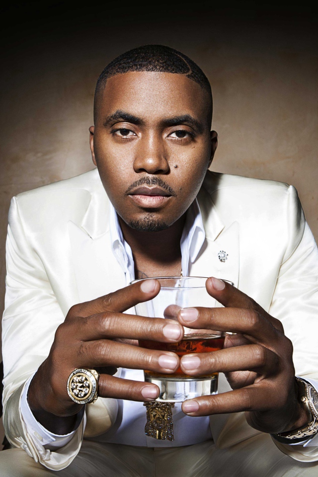 Американский рэпер Нас с стаканом в руках