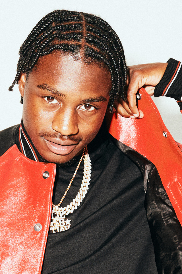 Американский рэпер  Polo G в красной кожаной куртке