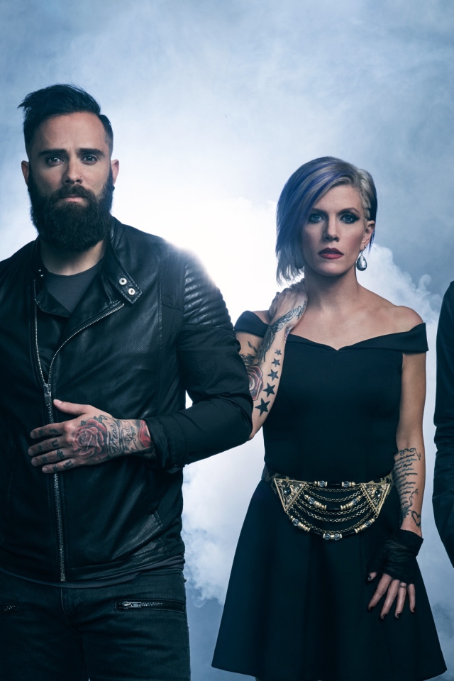 Американская рок группа Skillet в черных нарядах