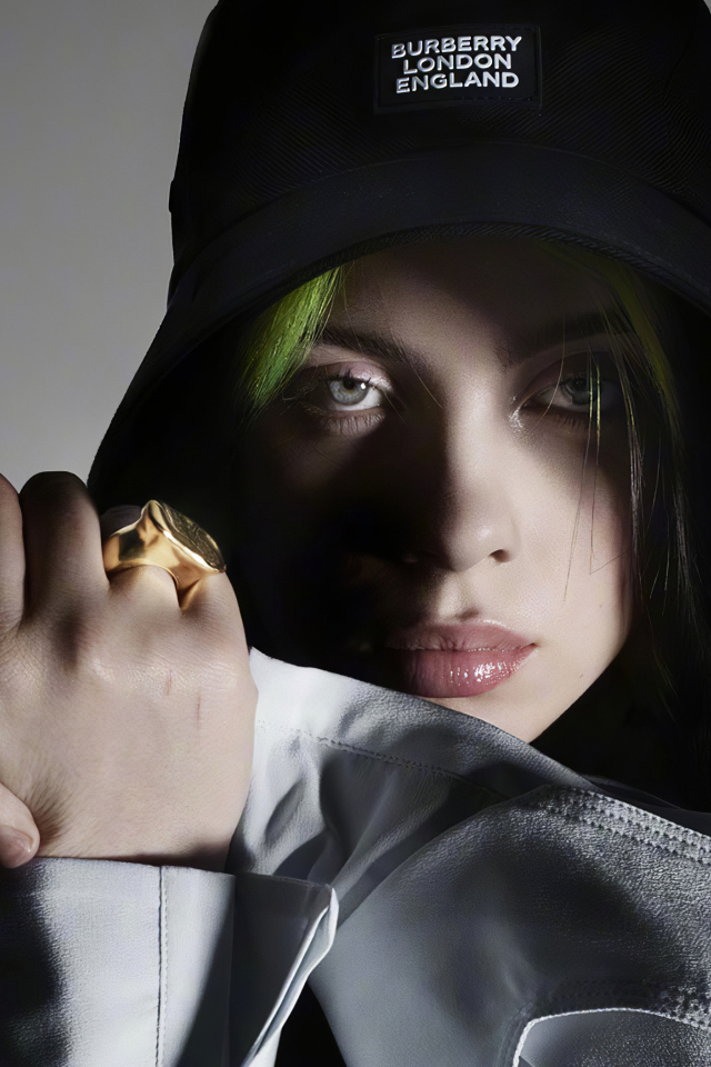 Американская певица Билли Айлиш на сером фоне