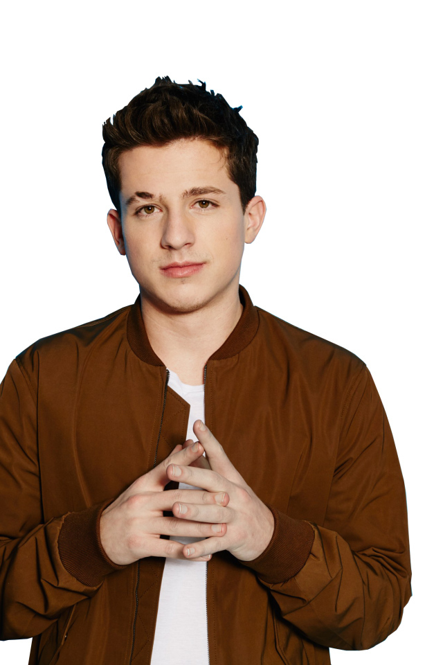 Американский певец Чарли Пут на белом фоне