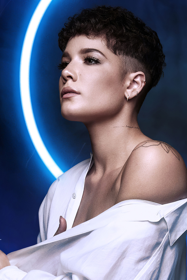 Американская певица Холзи в белой рубашке