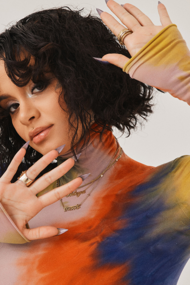 Американская певица Кейлани с длинными ногтями