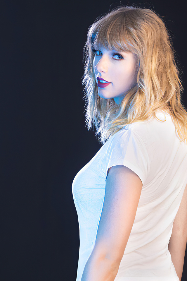 Красивая девушка, певица Тейлор Свифт на сером фоне