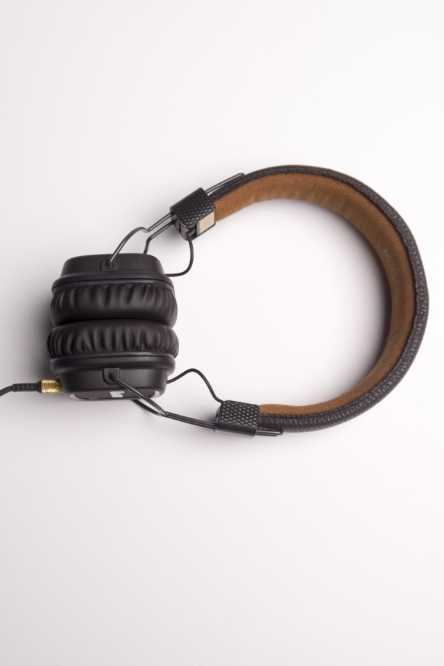 Большие черные наушники на белом фоне