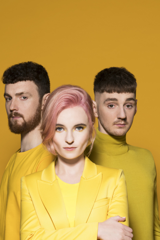 Британская электро - группа Clean Bandit на желтом фоне