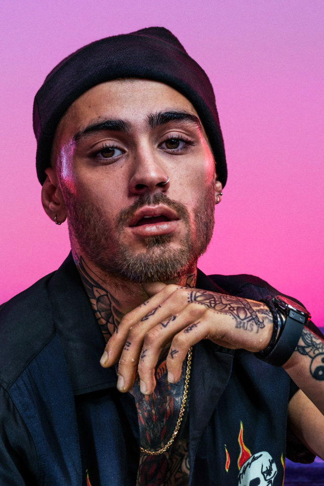 Британский певец Зейн Малик в черной шапке