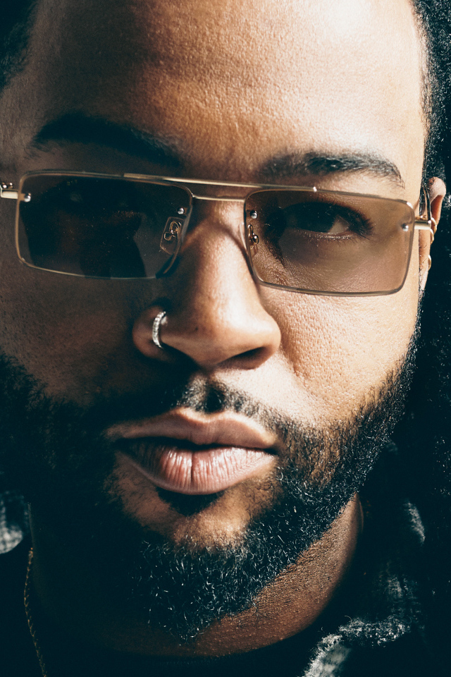 Канадский рэпер PartyNextDoor в очках на белом фоне