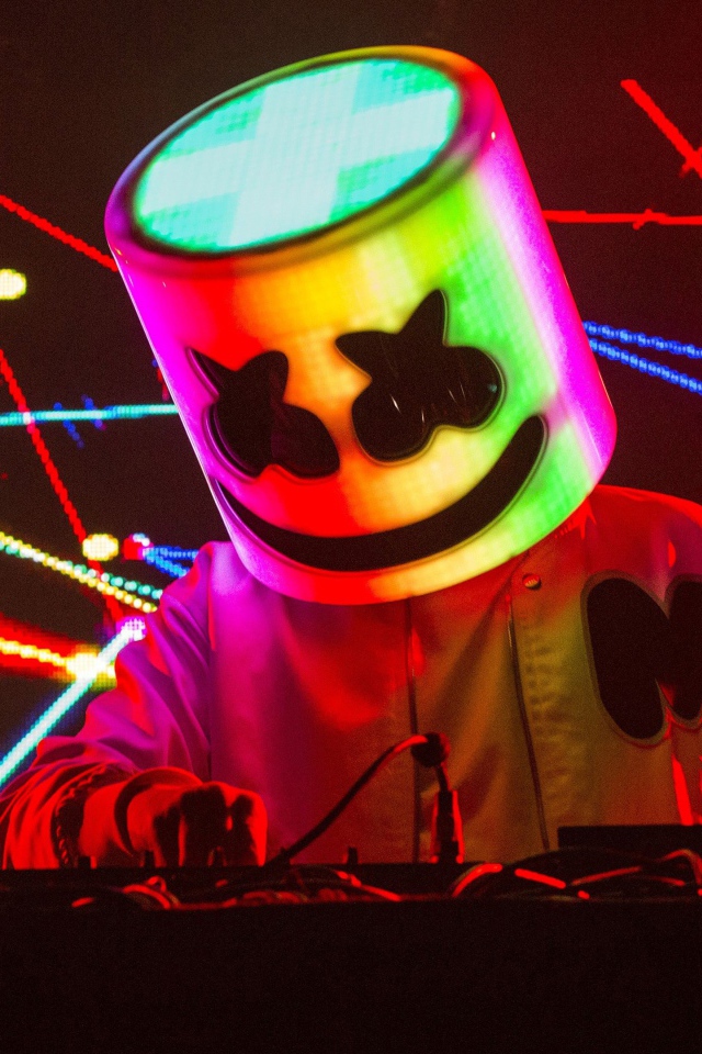 Диджей Маршмеллоу за пультом в клубе 