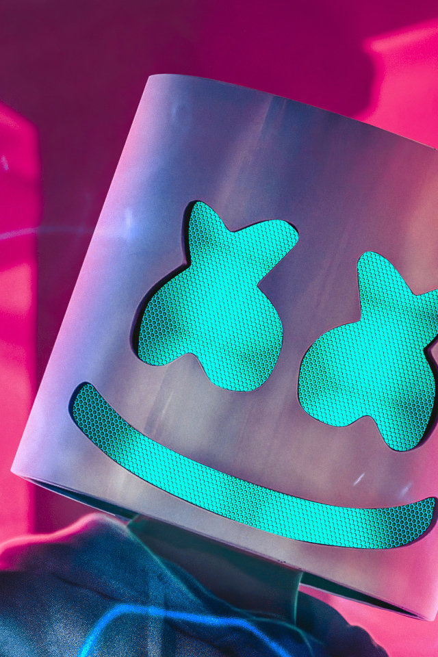 Диджей Маршмеллоу на розовом фоне