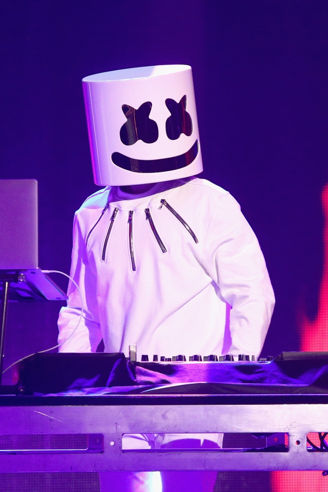Диджей Маршмеллоу в диджейского пульта