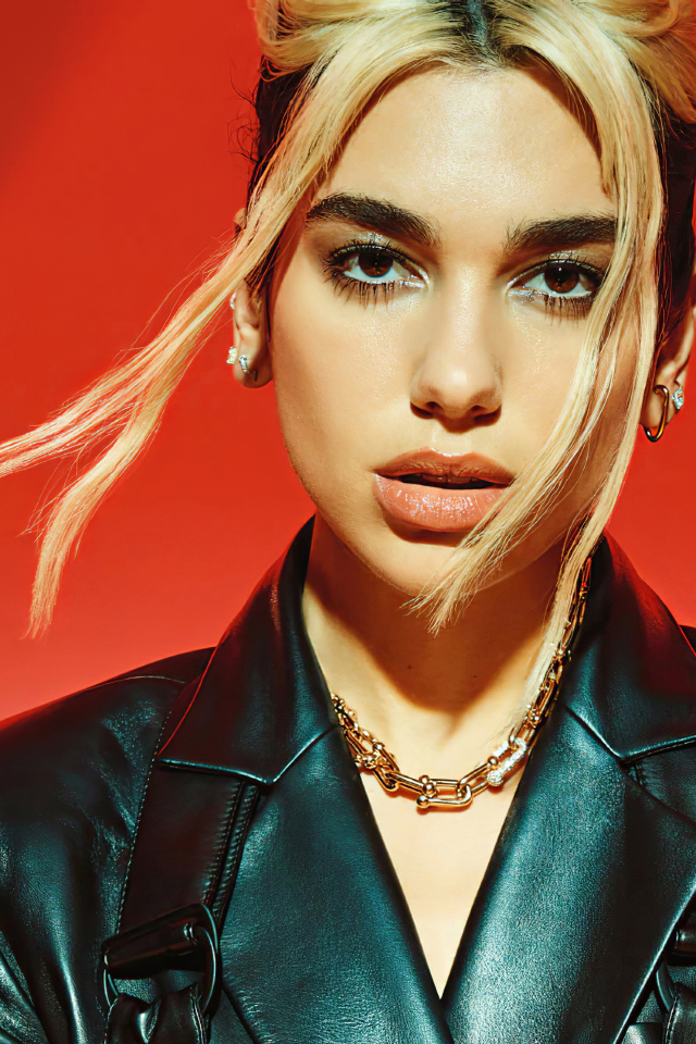 Девушка в черной кожаной куртке, певица Дуа Липа