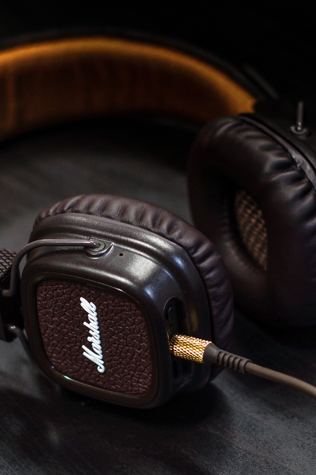 Большие кожаные наушники на столе 