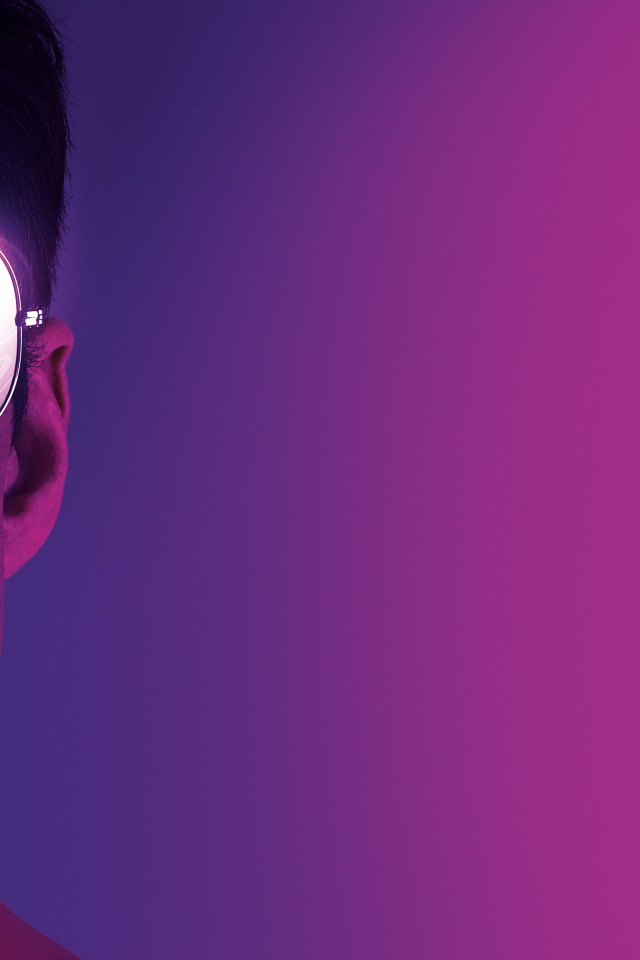 Легендарный певец Фредди Меркьюри на розовом фоне