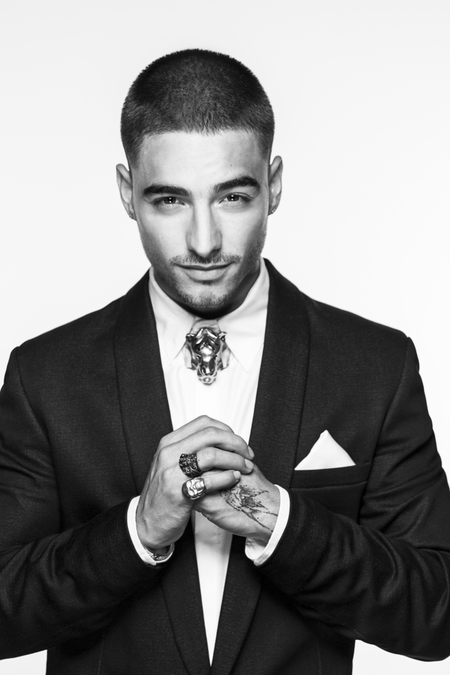 Певец Малума в костюме, черно-белое фото 