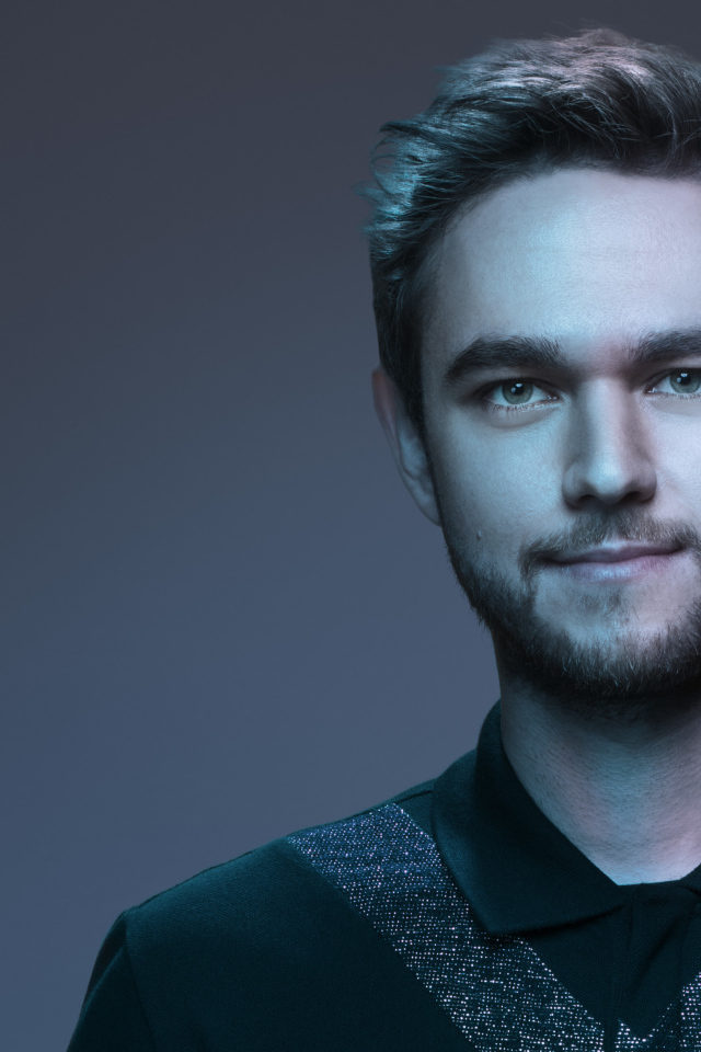 Мужчина, немецкий диджей Zedd на сером фоне
