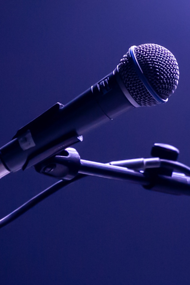Микрофон на стойке на синем фоне
