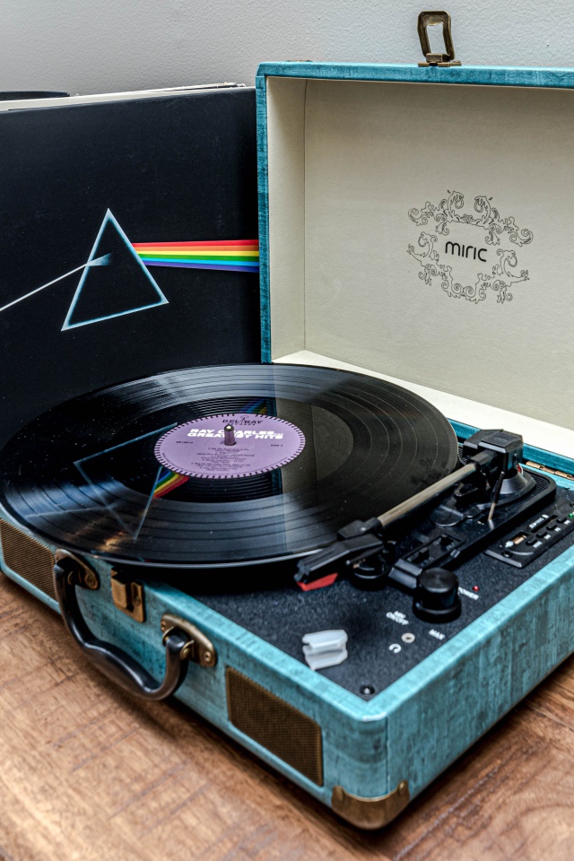 Старый патефон с пластинками на комоде 