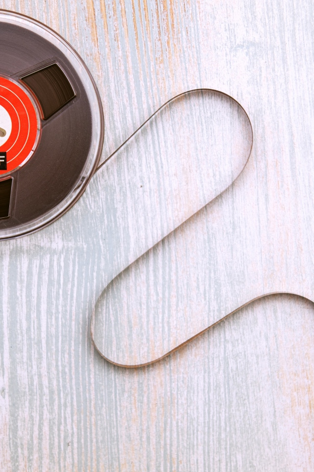 Старая катушка бобины с пленкой на столе